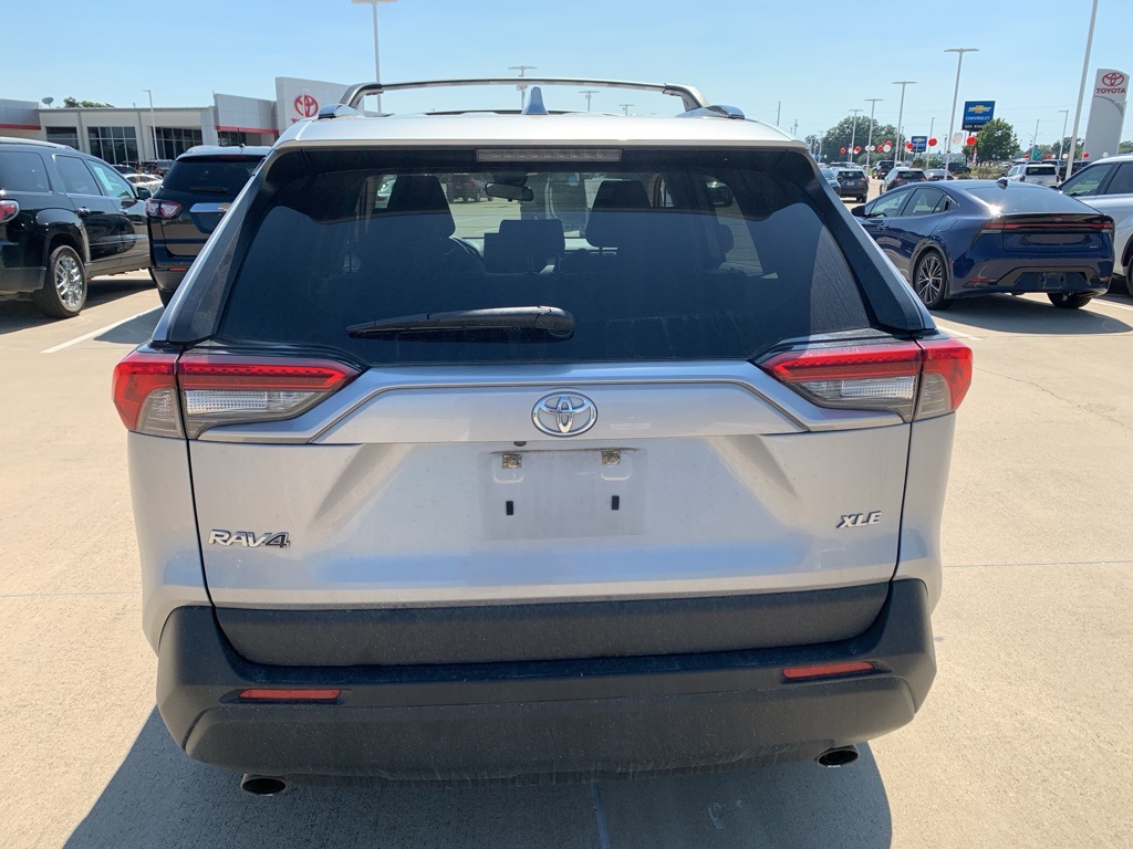 2019 Toyota RAV4 XLE photo 3