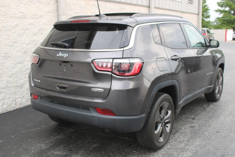 2022 Jeep Compass Latitude Lux photo 3