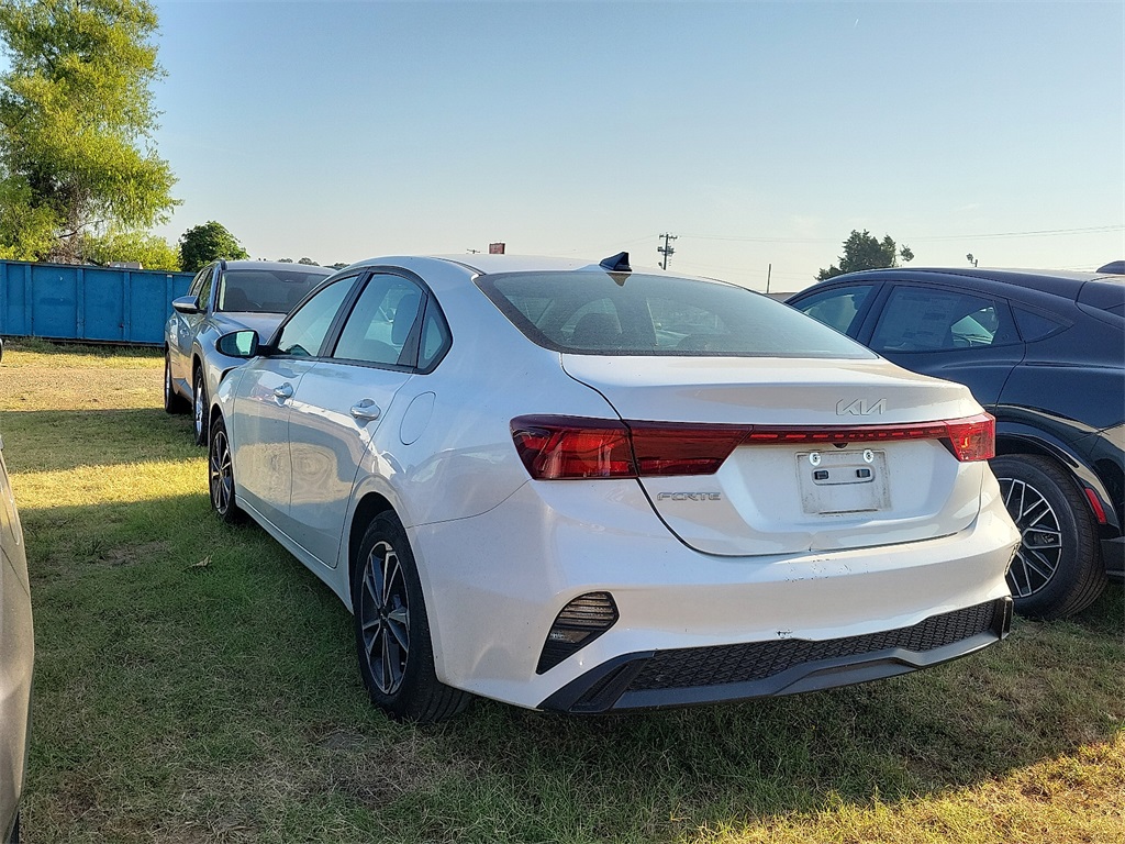 2022 Kia Forte LXS photo 2