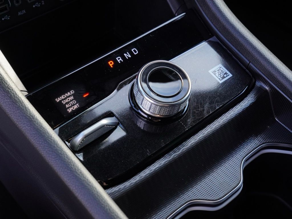 New 2025 Bright White Clear-Coat Exterior Paint Jeep Limited Black Appearance Edition image 20