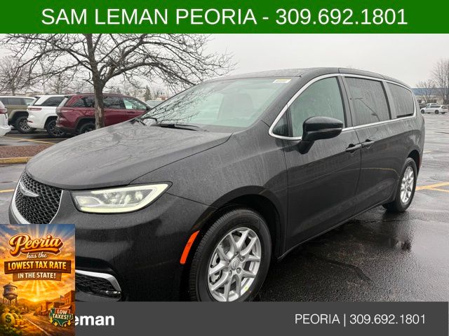 2026 Chrysler Pacifica Select's photo