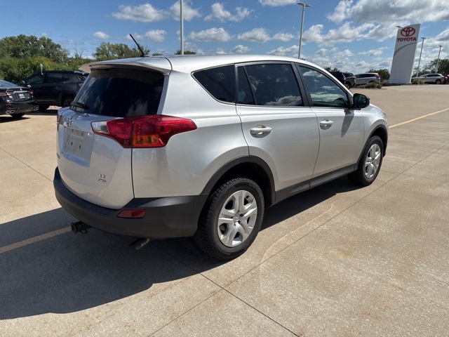 2015 Toyota RAV4 LE photo 12