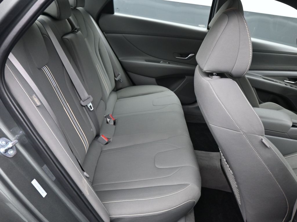 2025 Hyundai Elantra SEL Convenience photo 8