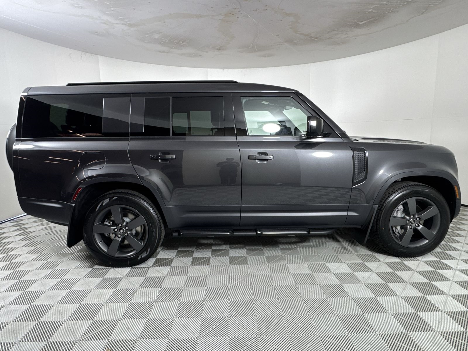 2025 Land Rover Defender 130 S photo 6