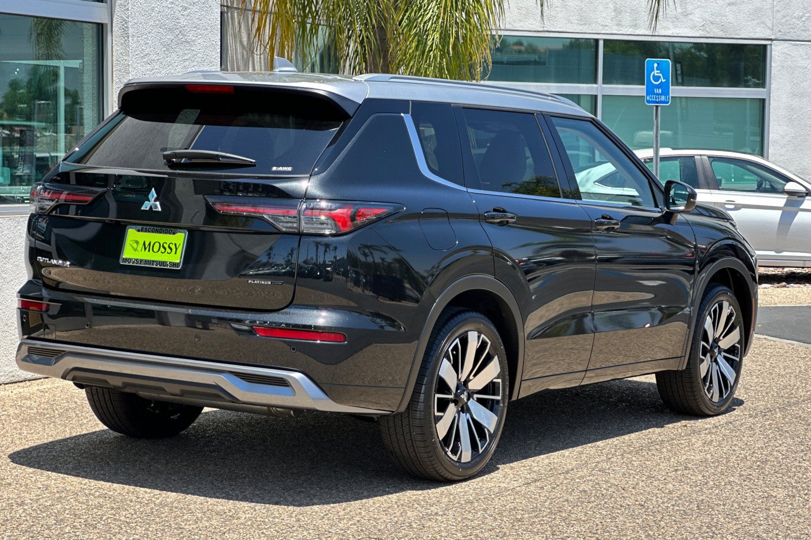 2025 Mitsubishi Outlander SEL photo 4