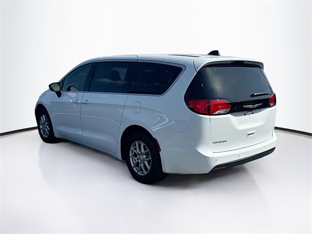 2025 Chrysler Voyager LX photo 4