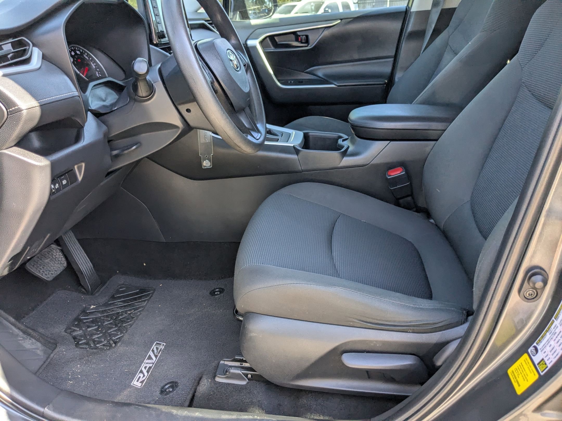 2022 Toyota RAV4 LE photo 4