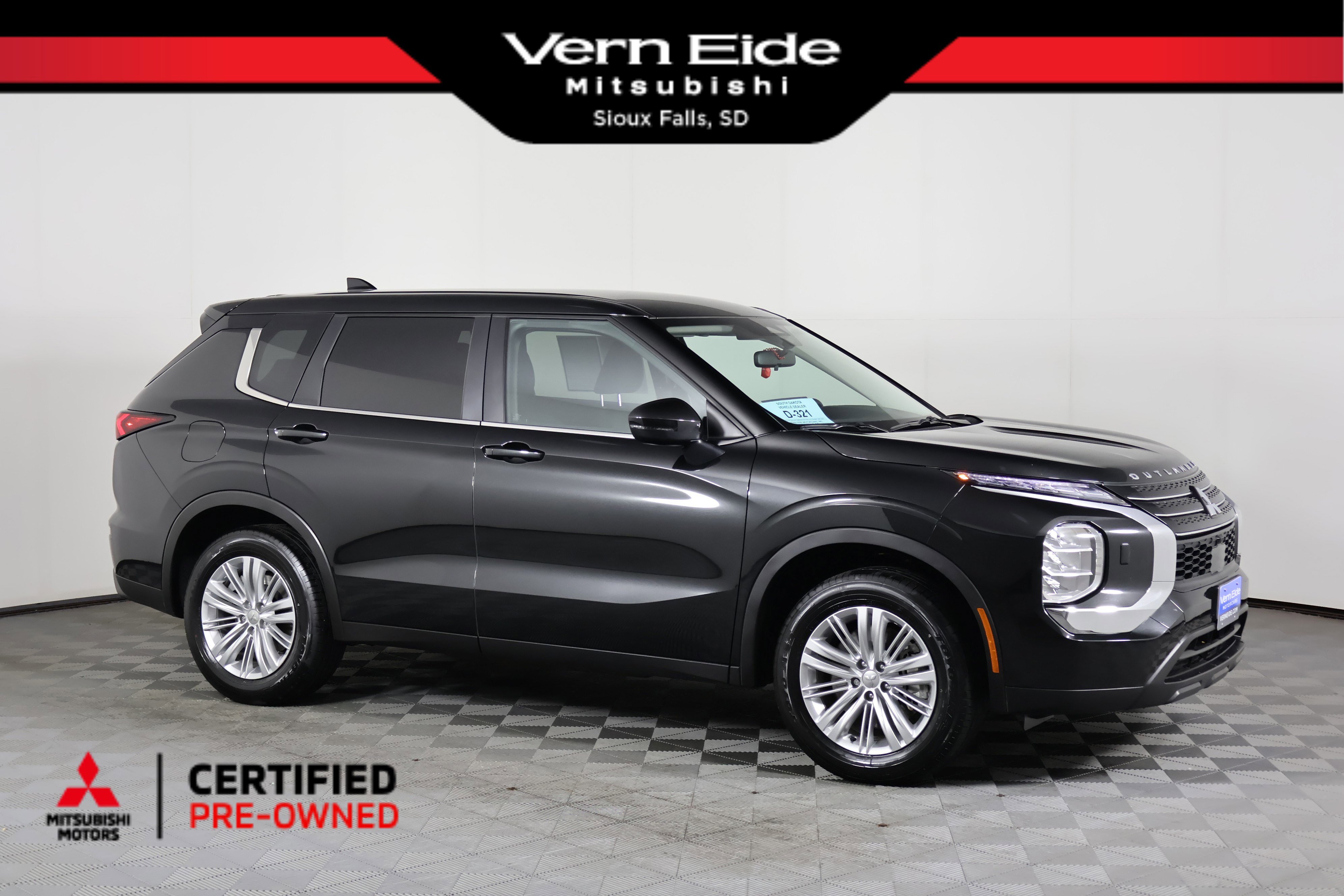 2024 Mitsubishi Outlander ES's photo