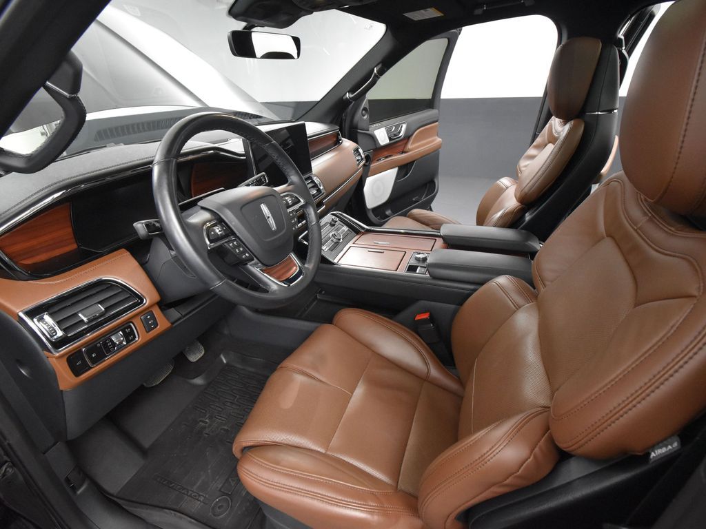 2024 Lincoln Navigator Reserve Luxury Monochromatic photo 16
