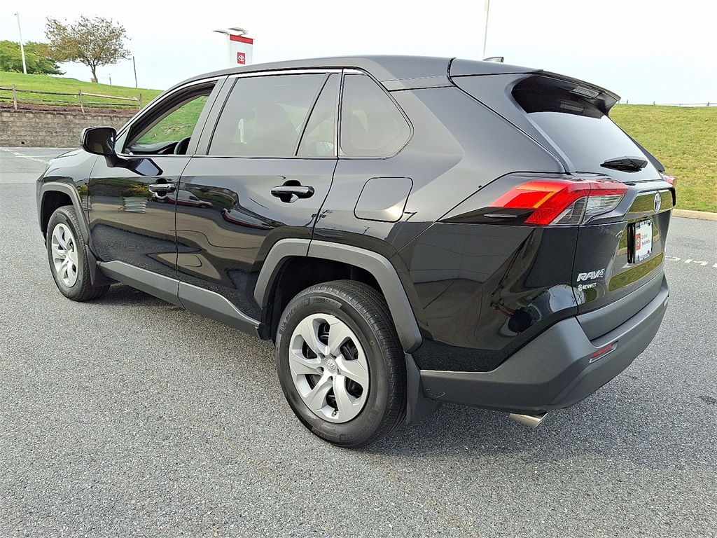 2023 Toyota RAV4 LE photo 2