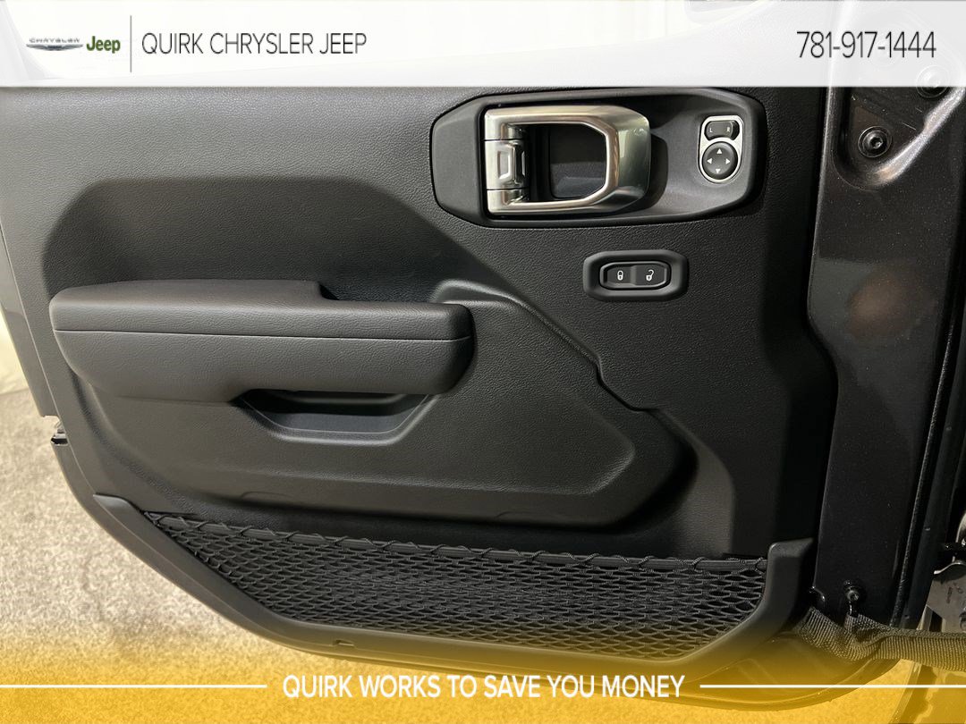 New 2025 Granite Crystal Metallic Clearcoat Jeep Rubicon image 18