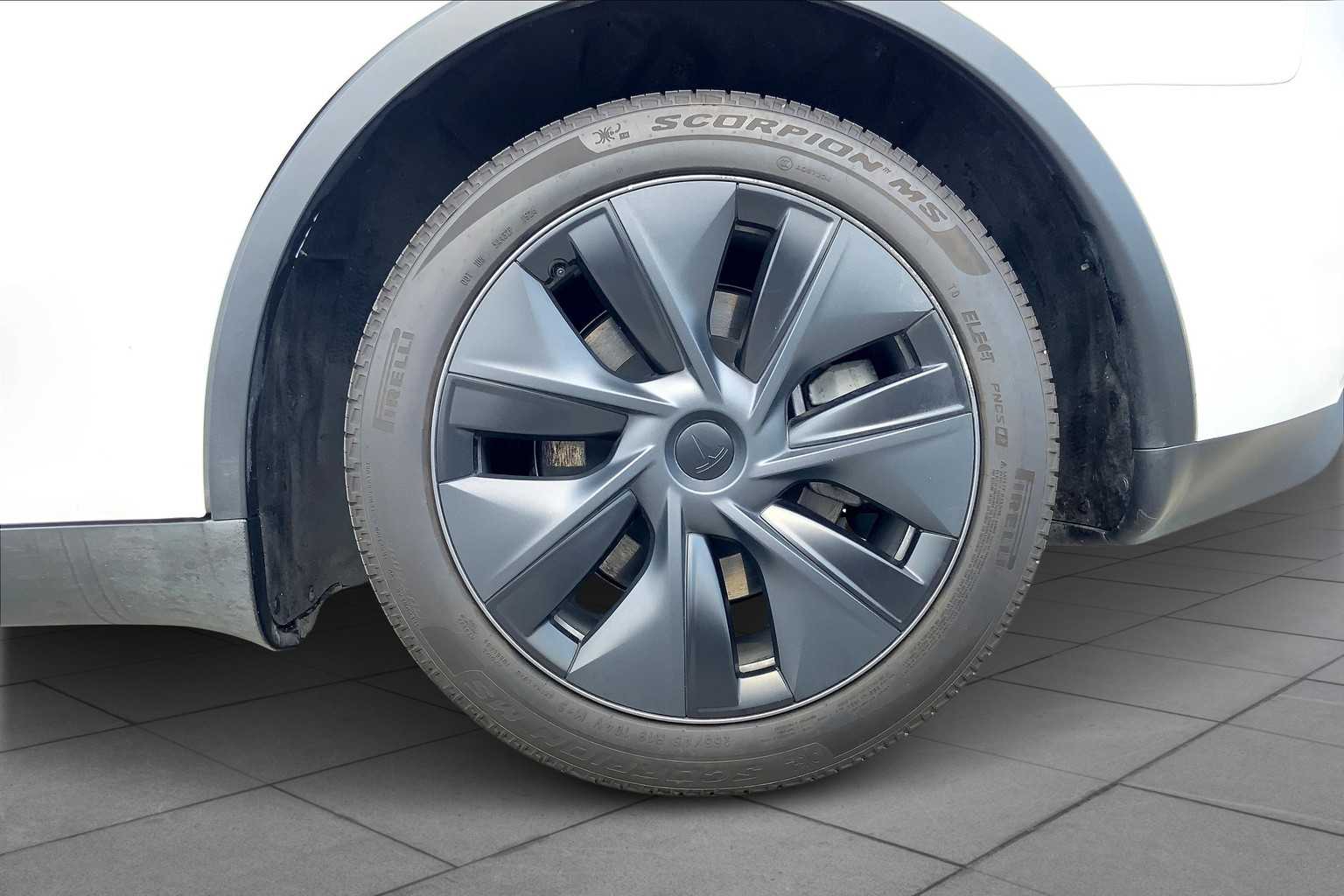 2024 Tesla Model Y Long Range photo 10
