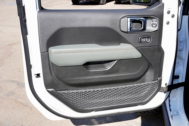 New 2025 Bright White Clear-Coat Exterior Paint Jeep Mojave image 28