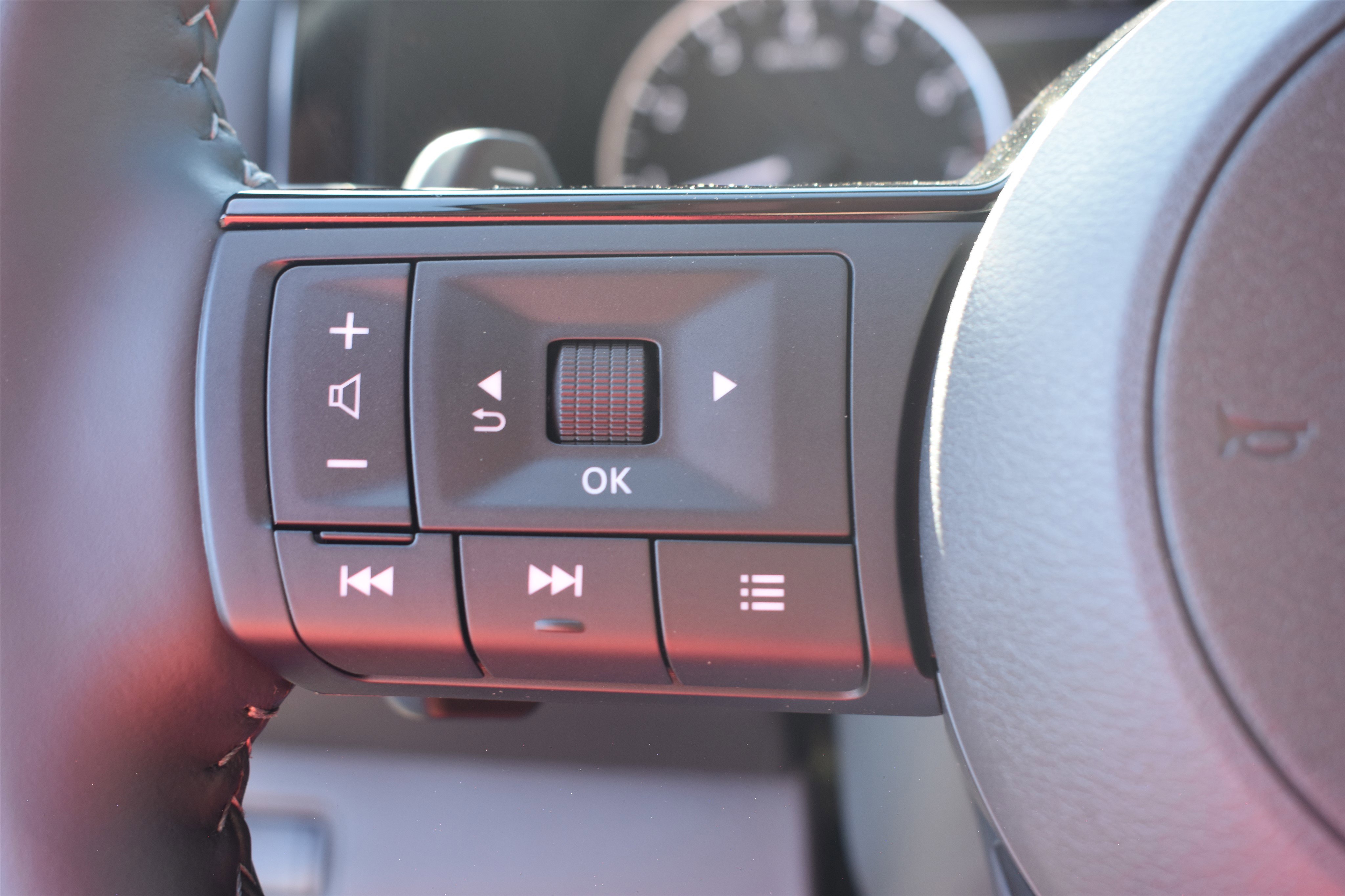 2025 Nissan Pathfinder SL photo 9