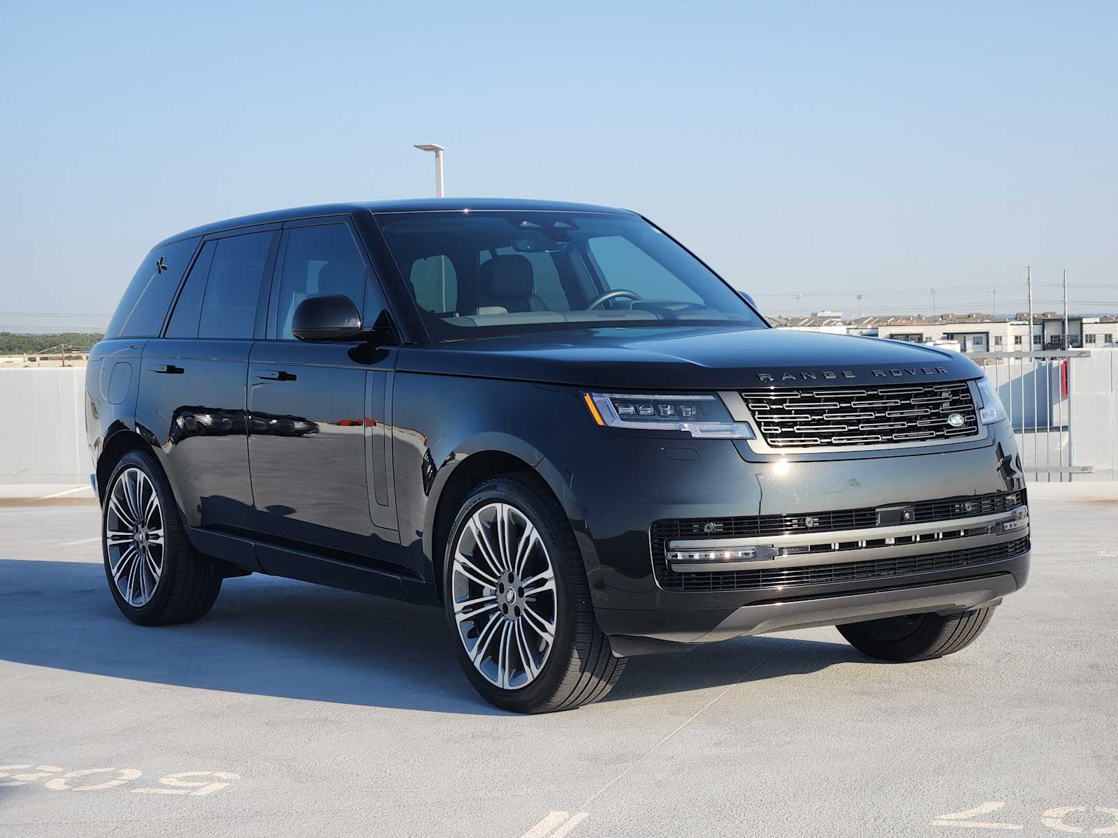 2025 Land Rover Range Rover SE photo 3