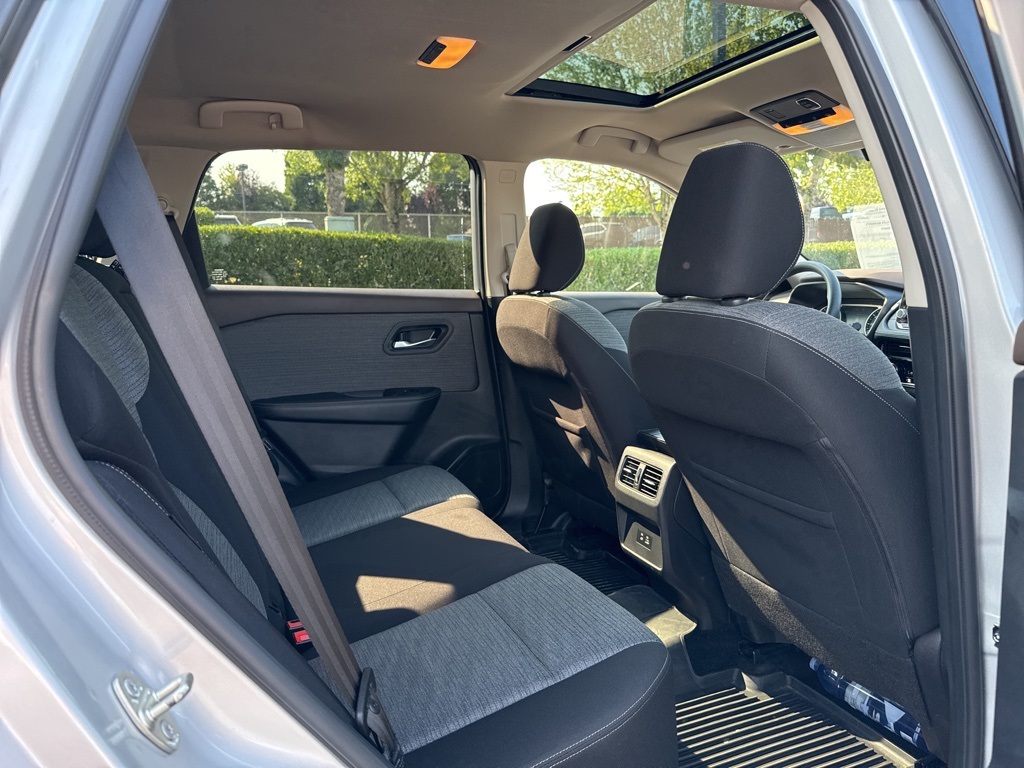 2021 Nissan Rogue SV photo 21