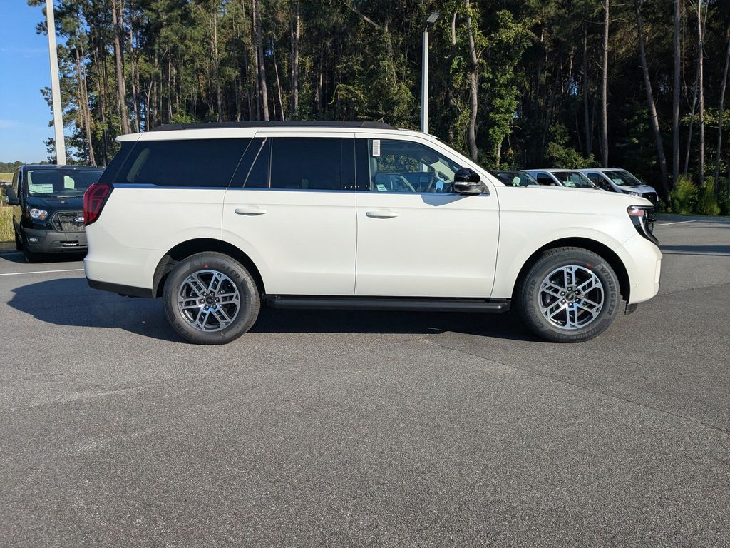 2025 Ford Expedition photo 3