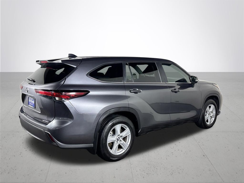 2024 Toyota Highlander LE photo 5
