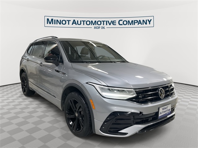 2023 Volkswagen Tiguan SE R-Line Black's photo