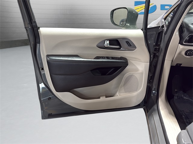 2022 Chrysler Pacifica Touring L photo 11