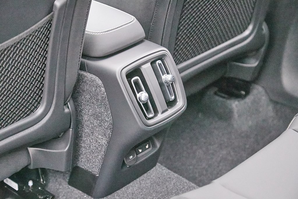 2026 VOLVO XC40 - Image 18
