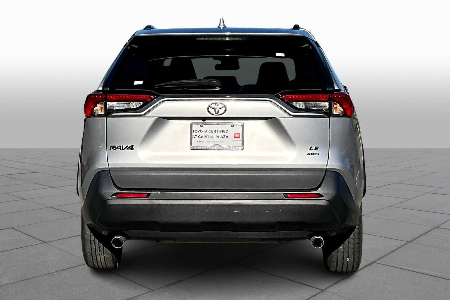 2021 Toyota RAV4 LE photo 4