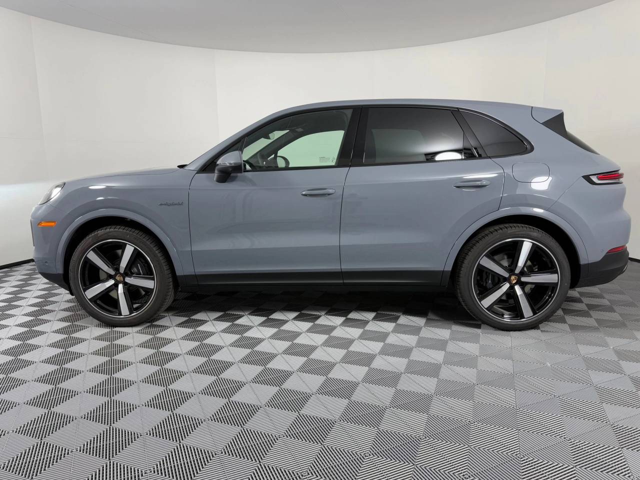 2026 Porsche Cayenne E-Hybrid photo 2