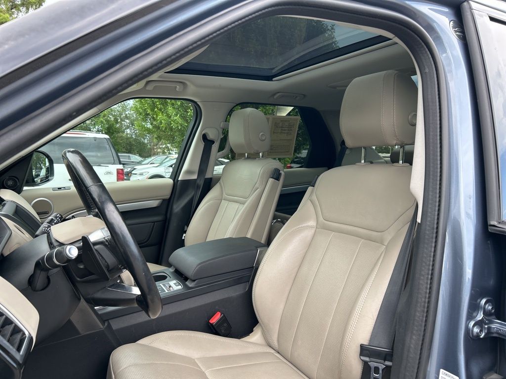 2020 Land Rover Discovery Landmark photo 14