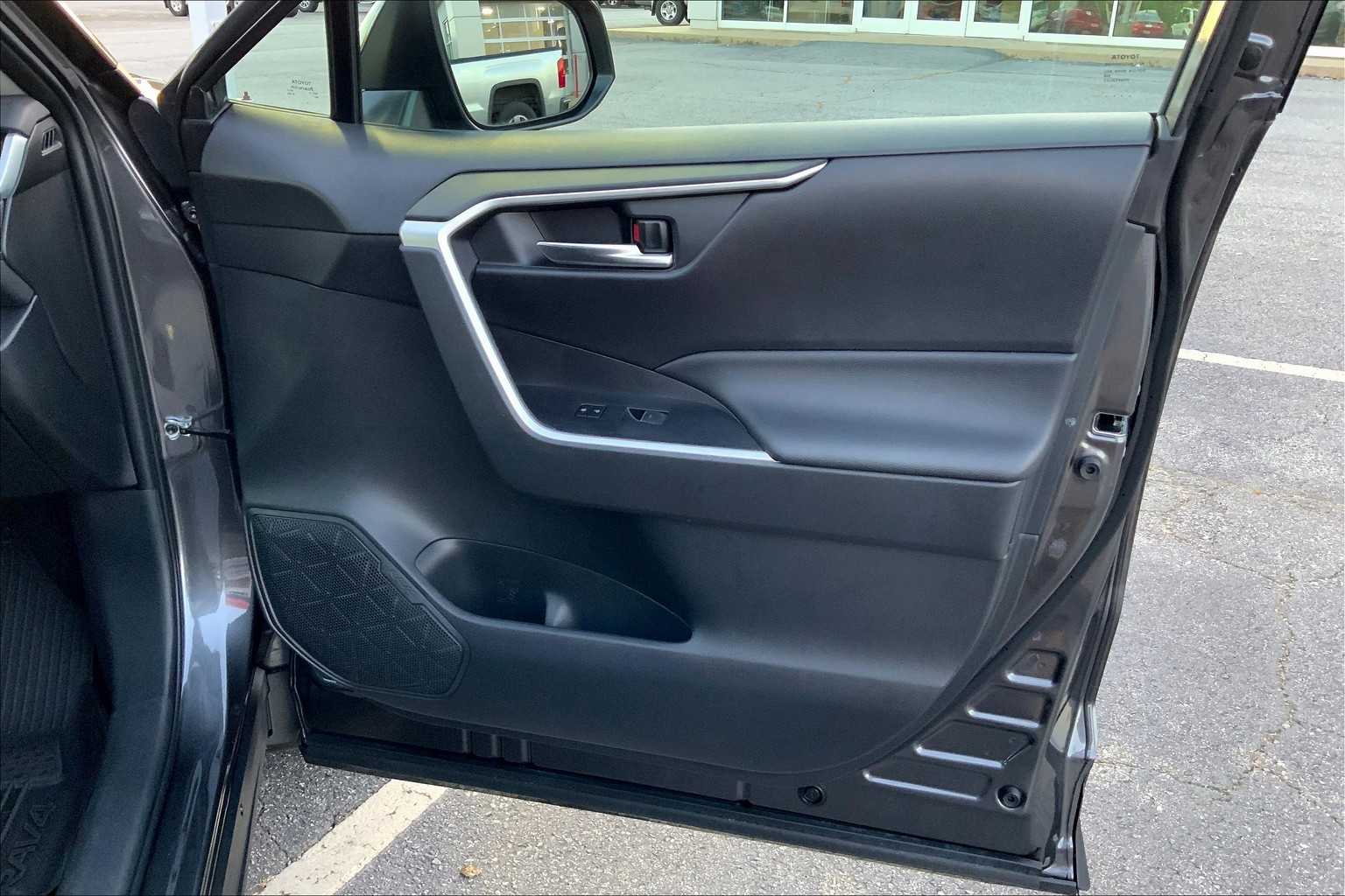 2024 Toyota RAV4 XLE Premium photo 18
