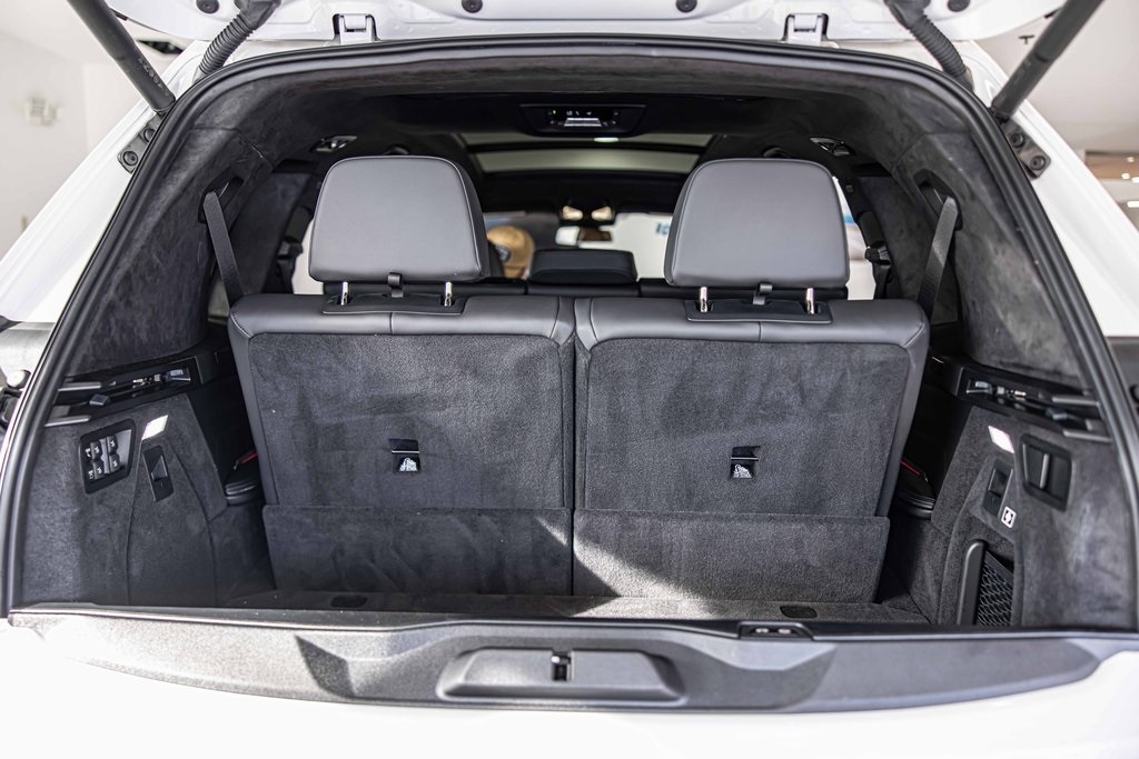 2025 BMW X7 - Image 17