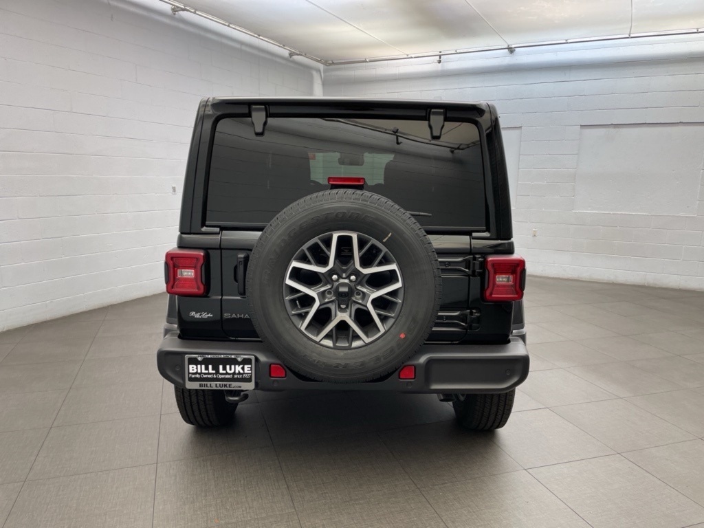 2025 Jeep Wrangler Sahara photo 3