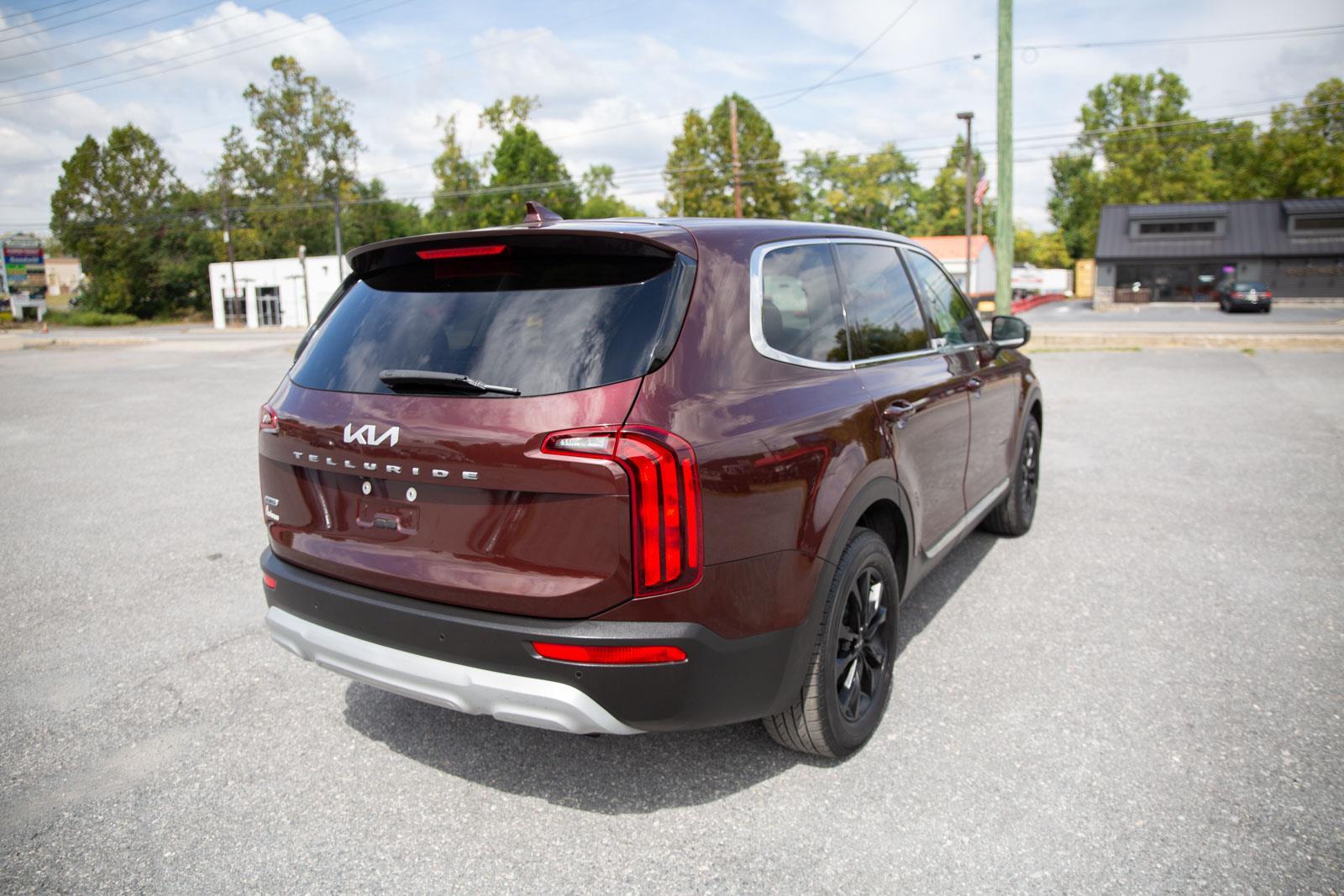 2022 Kia Telluride LX photo 3