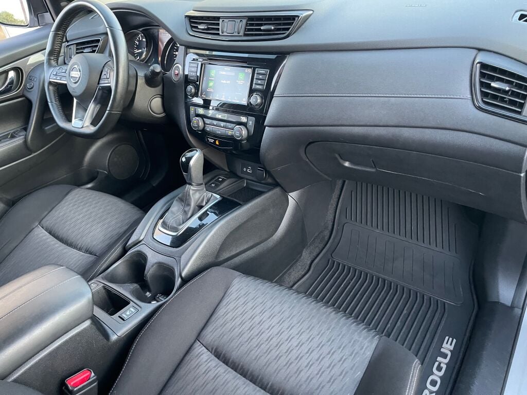 2019 Nissan Rogue SV photo 22