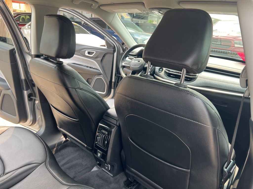 2022 Jeep Compass Latitude Lux photo 14