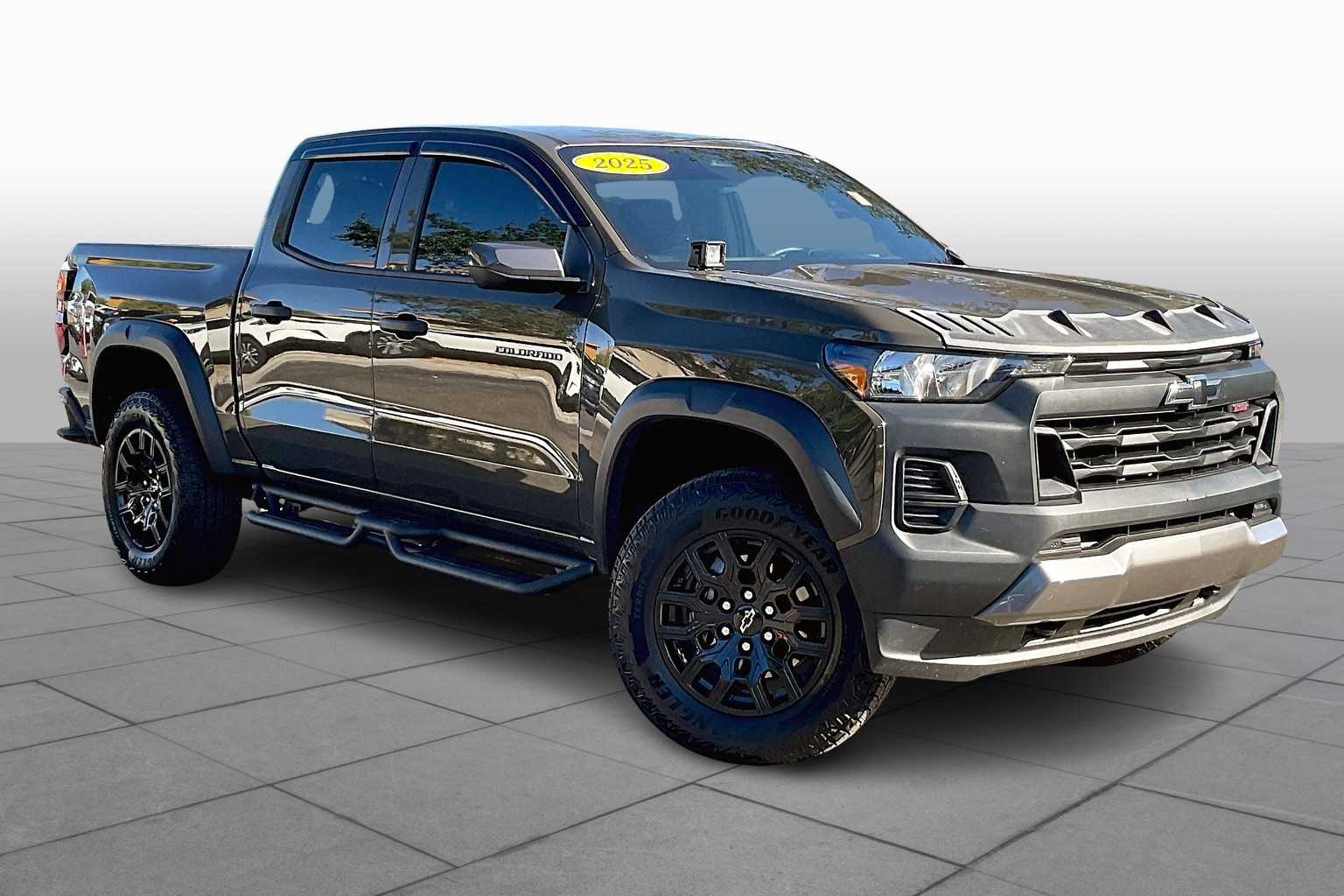 2025 Chevrolet Colorado Trail Boss photo 2