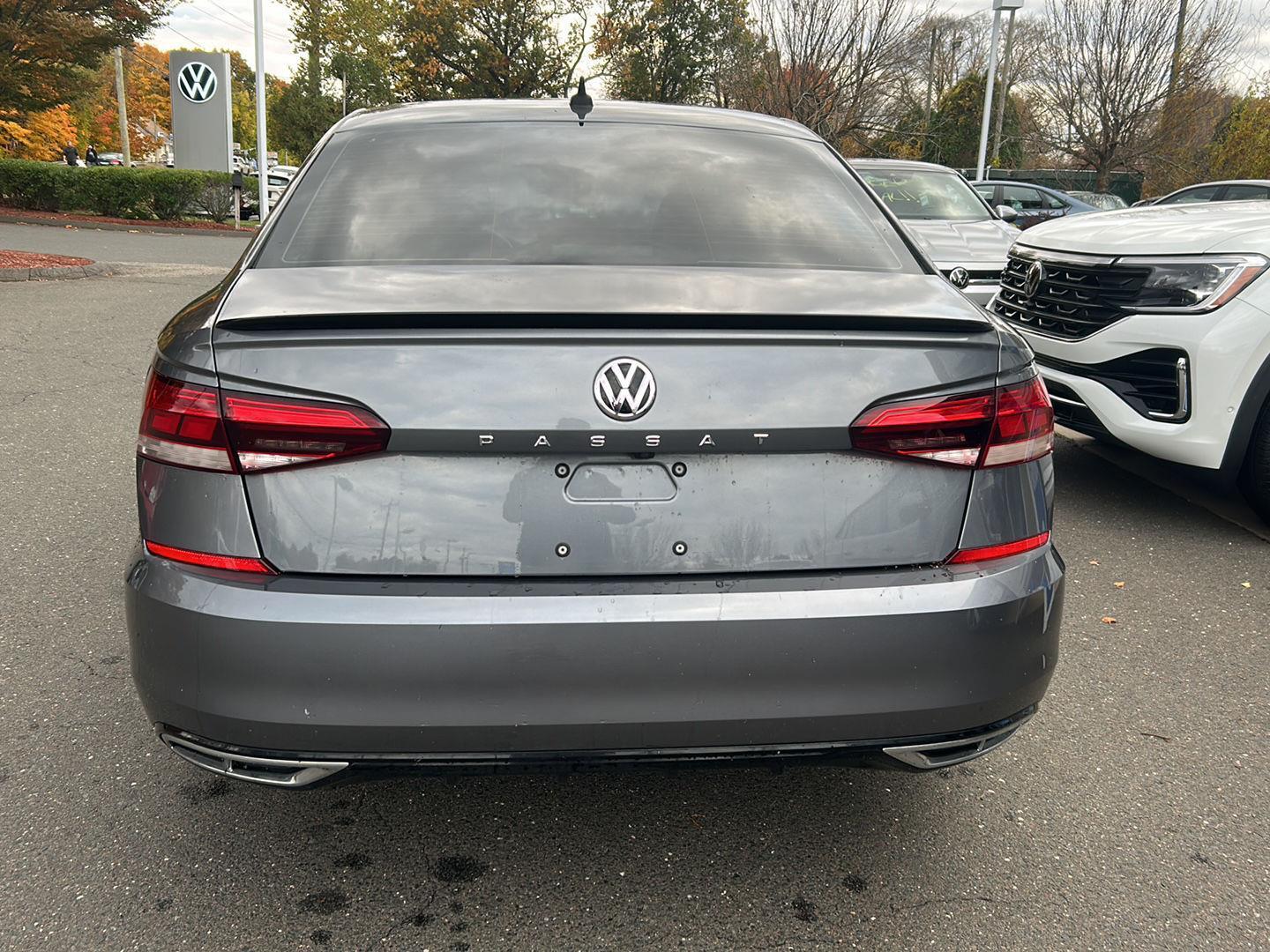 2022 Volkswagen Passat 2.0T R-Line photo 3