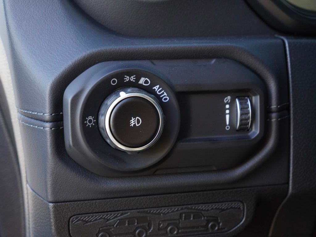 New 2026 Bright White Clear-Coat Exterior Paint Jeep Sahara image 12