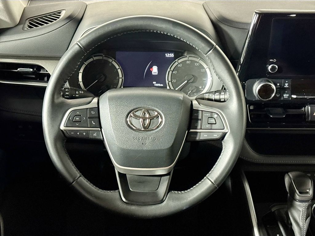 2023 Toyota Highlander LE photo 13
