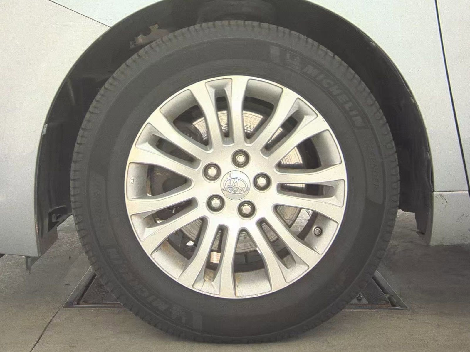 2017 Toyota Sienna Limited XLE Premium photo 3