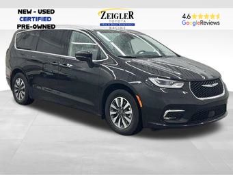 2024 Chrysler Pacifica PHEV Select's photo
