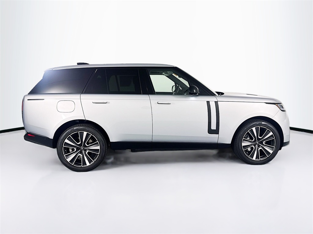 2025 Land Rover Range Rover SE photo 4