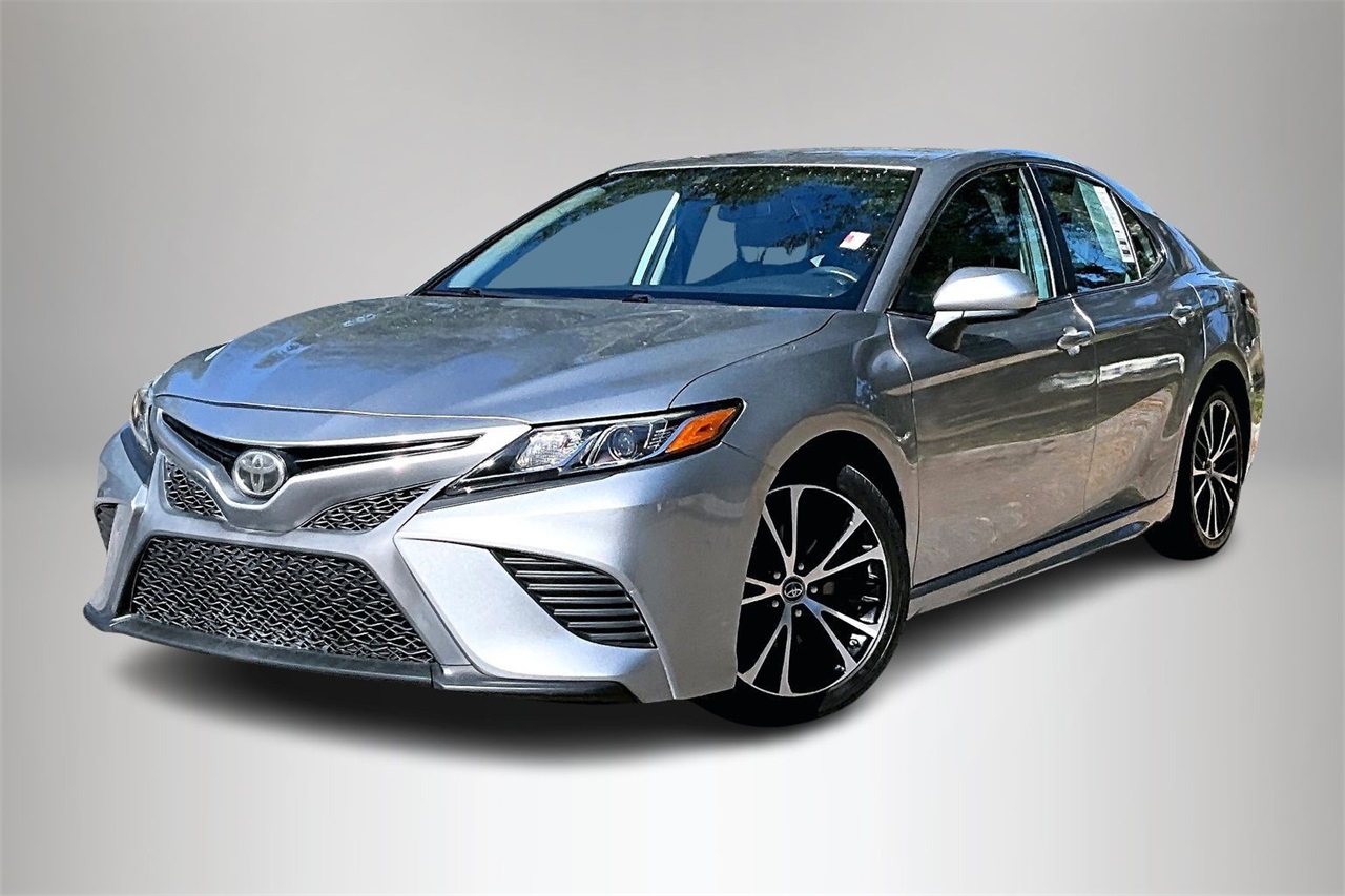 2019 Toyota Camry SE's photo