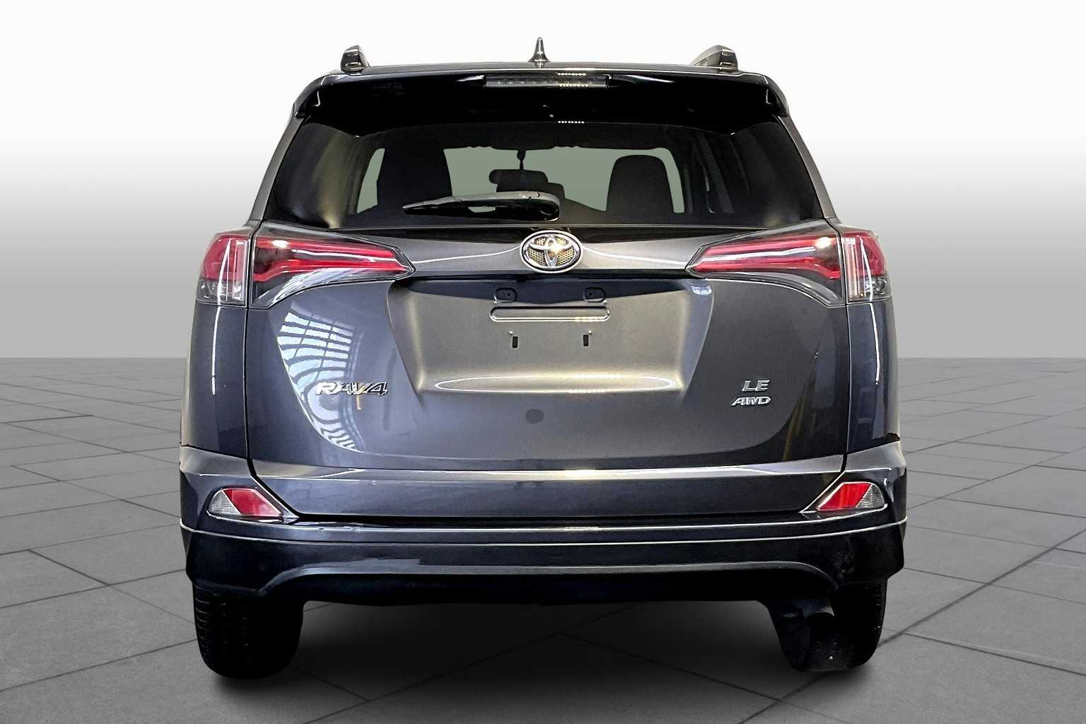 2016 Toyota RAV4 LE photo 3