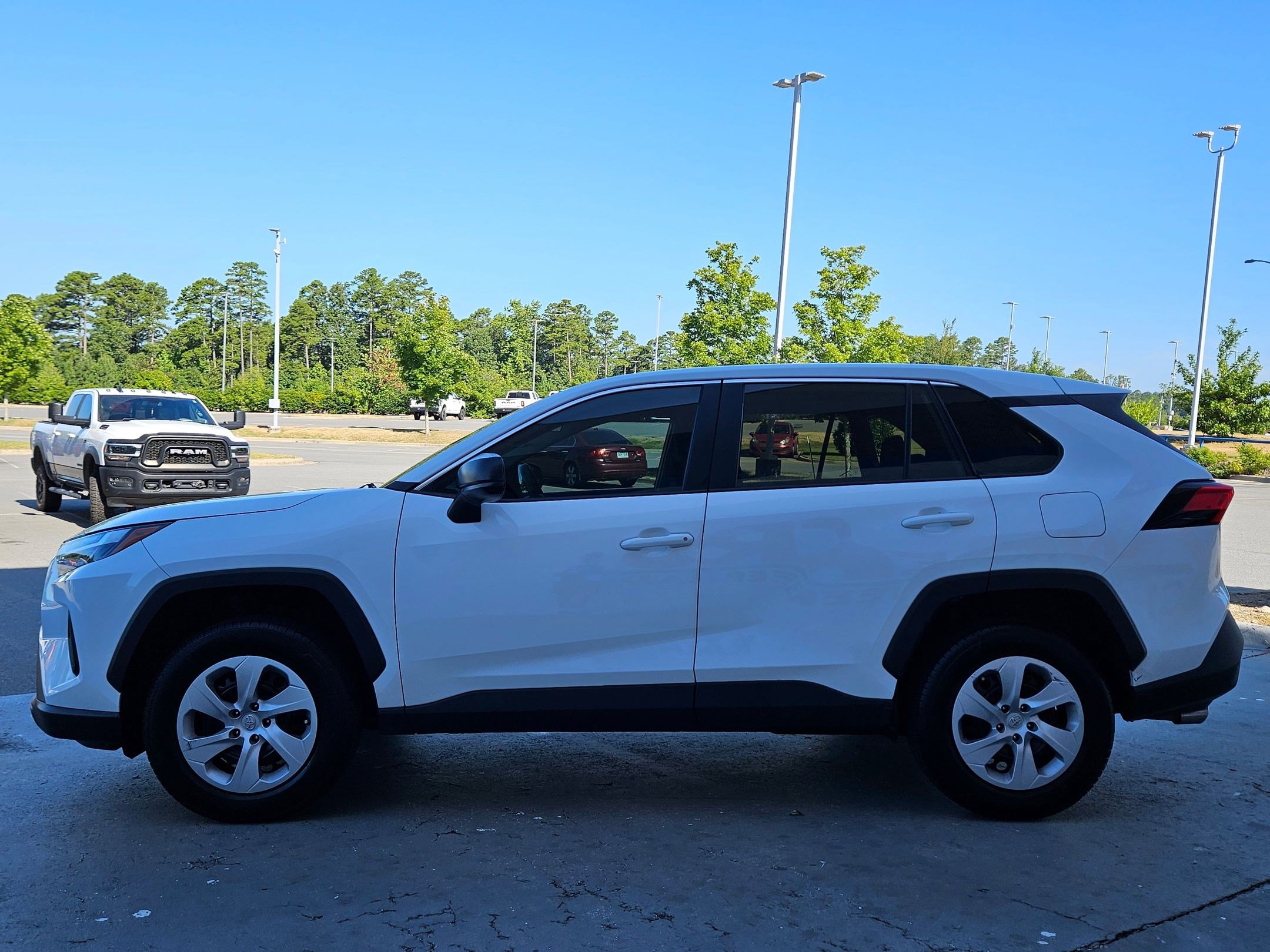 2024 Toyota RAV4 LE photo 4