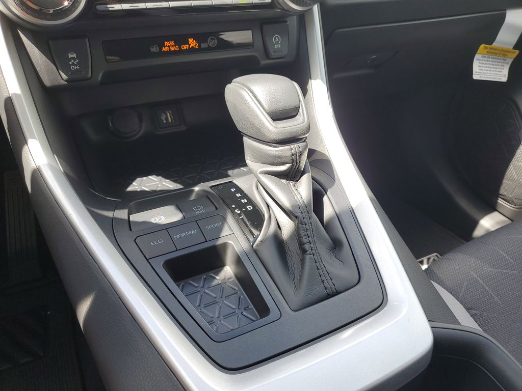 2025 Toyota RAV4 XLE photo 22