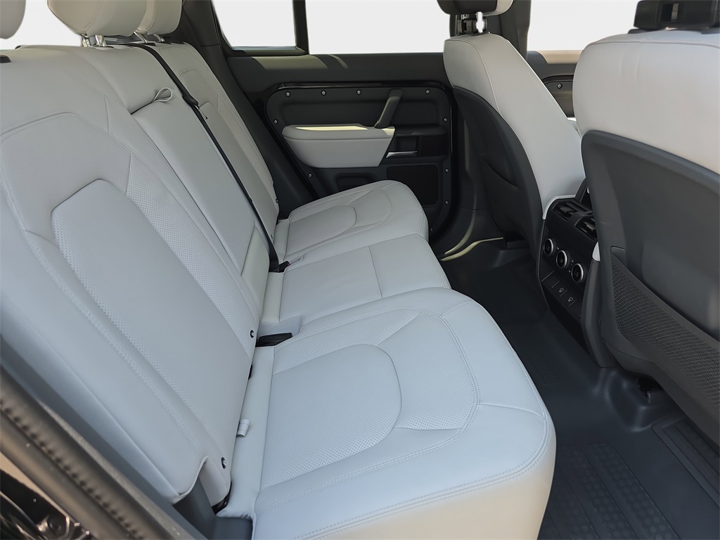 2025 Land Rover Defender 110 X-Dynamic SE photo 8