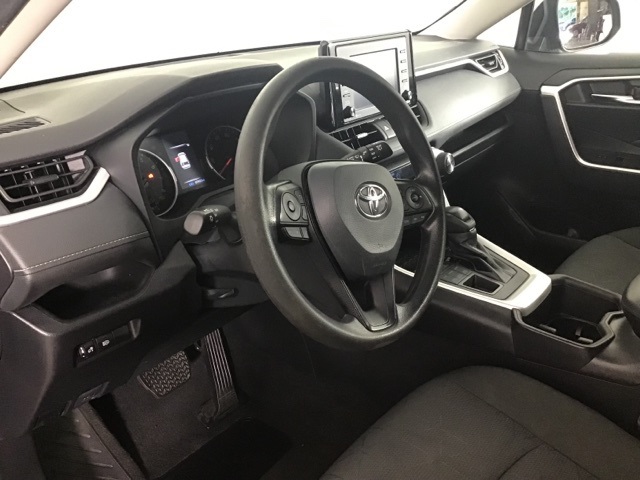 2022 Toyota RAV4 XLE photo 2