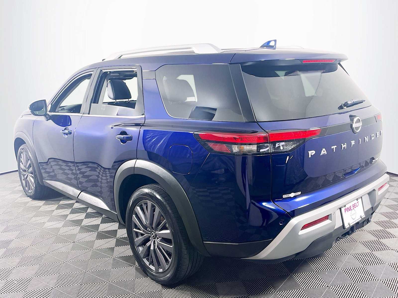 2023 Nissan Pathfinder SL photo 5