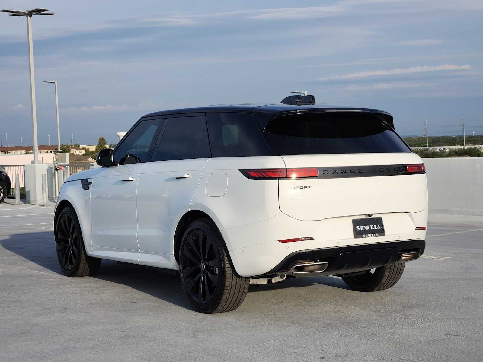 2025 Land Rover Range Rover Sport SE photo 4