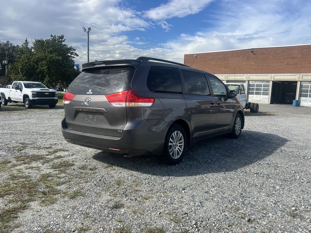 2013 Toyota Sienna XLE photo 3
